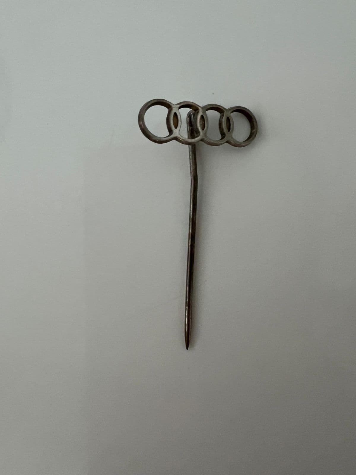 Metallinen pinssi Audi