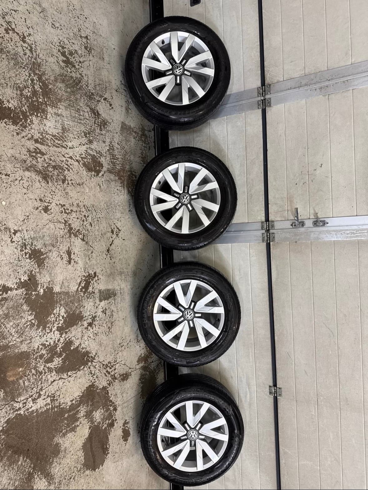 Volkswagen alumiinivanteet kesärenkailla