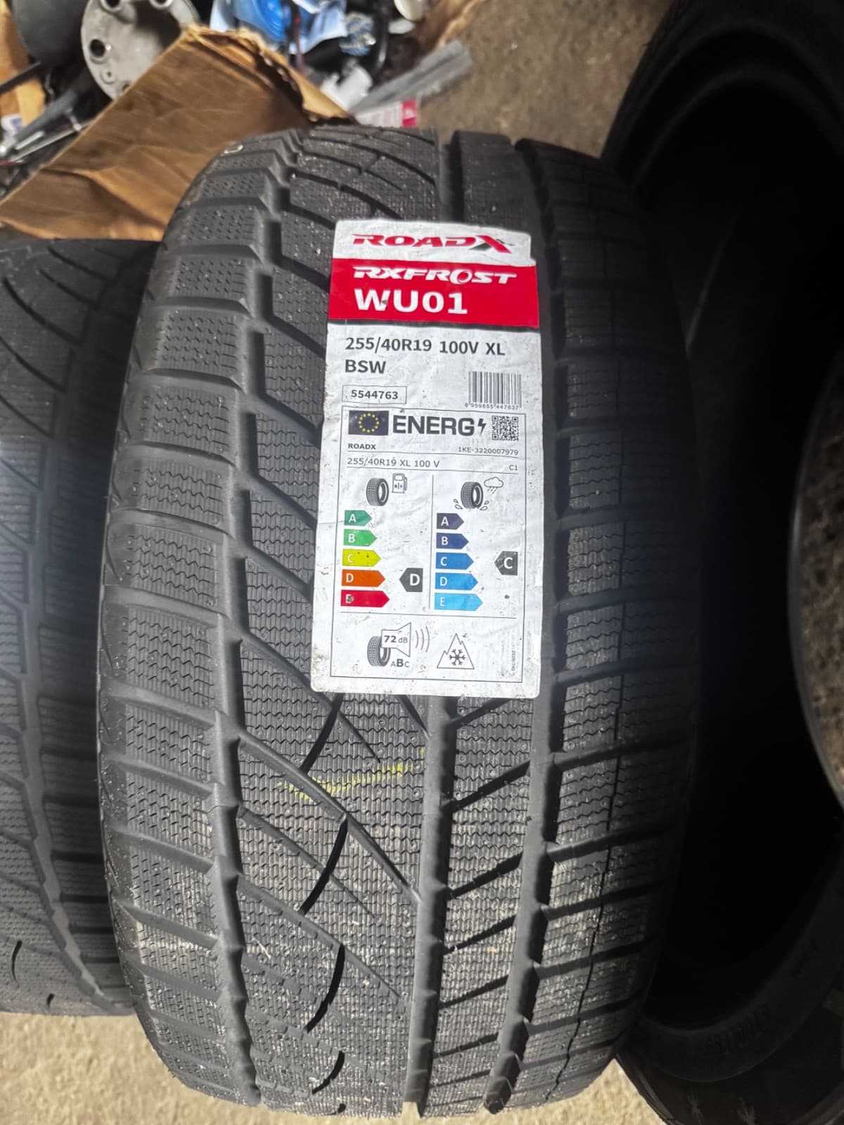 Uudet Kitkarenkaat 255/40 R19 RoadX